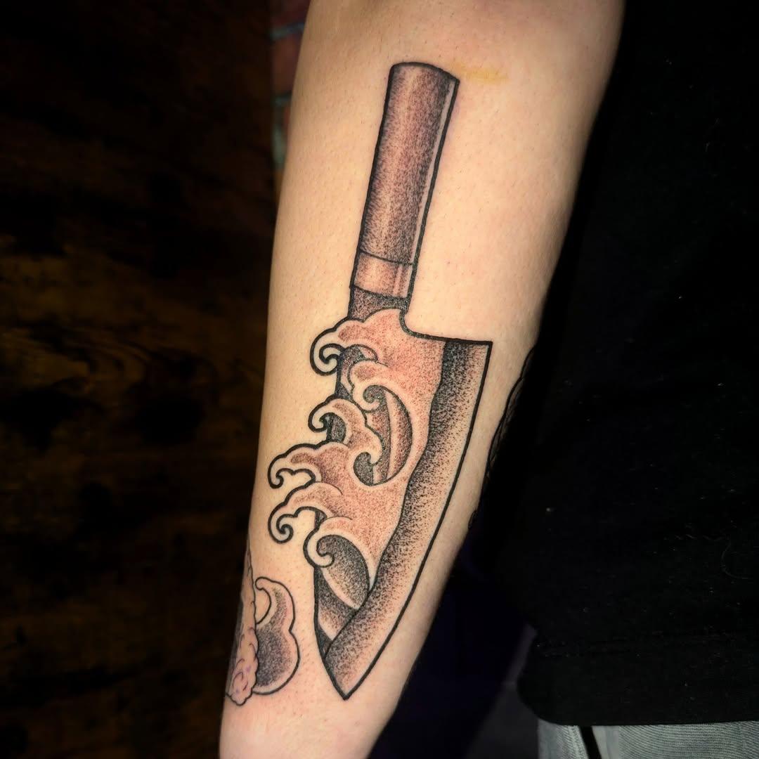 Tatouage Couteau santoku avec vagues — jp.stinson.tattoo