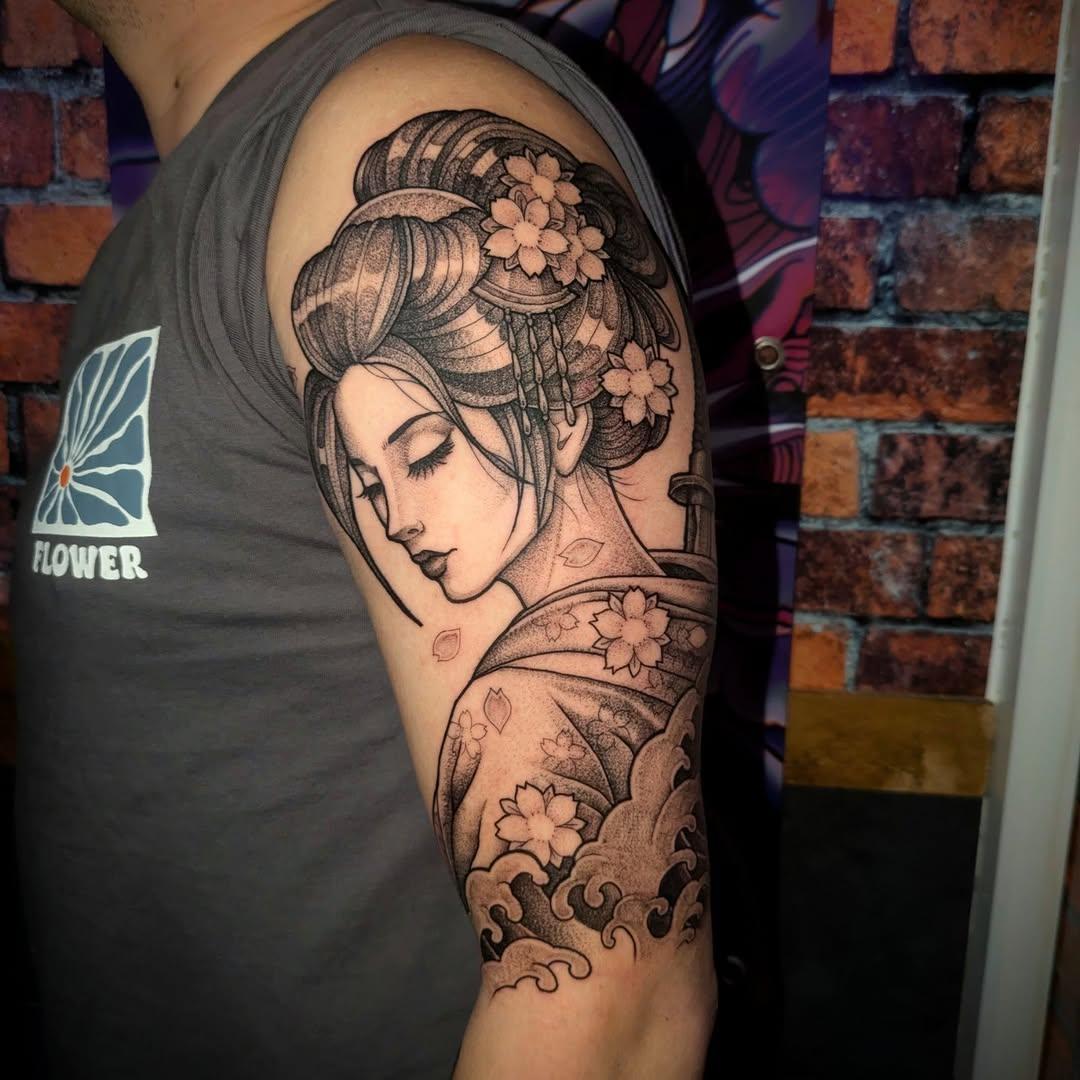 Tatouage Geisha avec fleurs — jp.stinson.tattoo