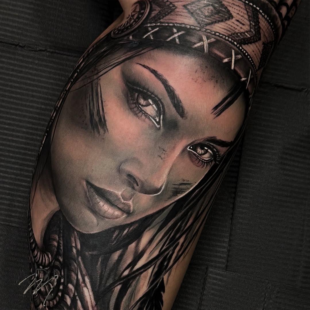 Tatouage Portrait femme réaliste épaule — myleneadntattoo