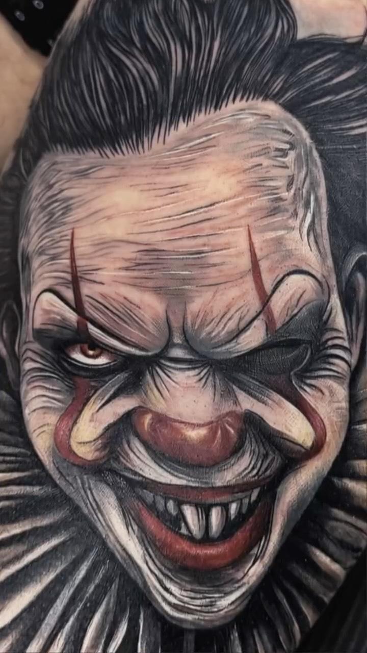 Tatouage Clown réaliste couleur jambe — myleneadntattoo