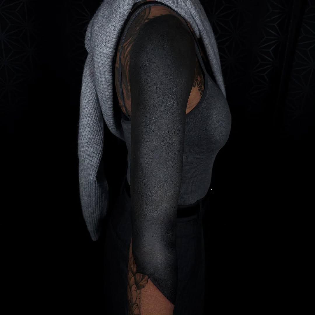 Tatouage Full black jambe — le_kiks_tatouage