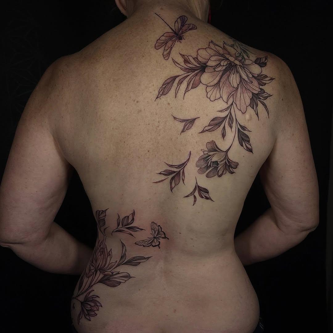 Tatouage Fleurs avec insectes — le_kiks_tatouage