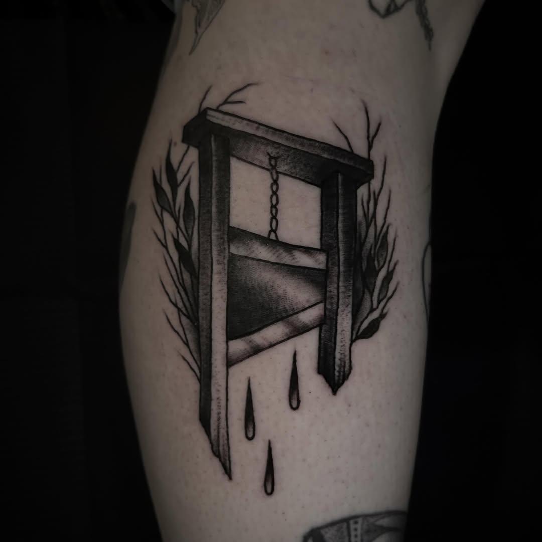 Tatouage Guillotine avec branchages — ben_valentini