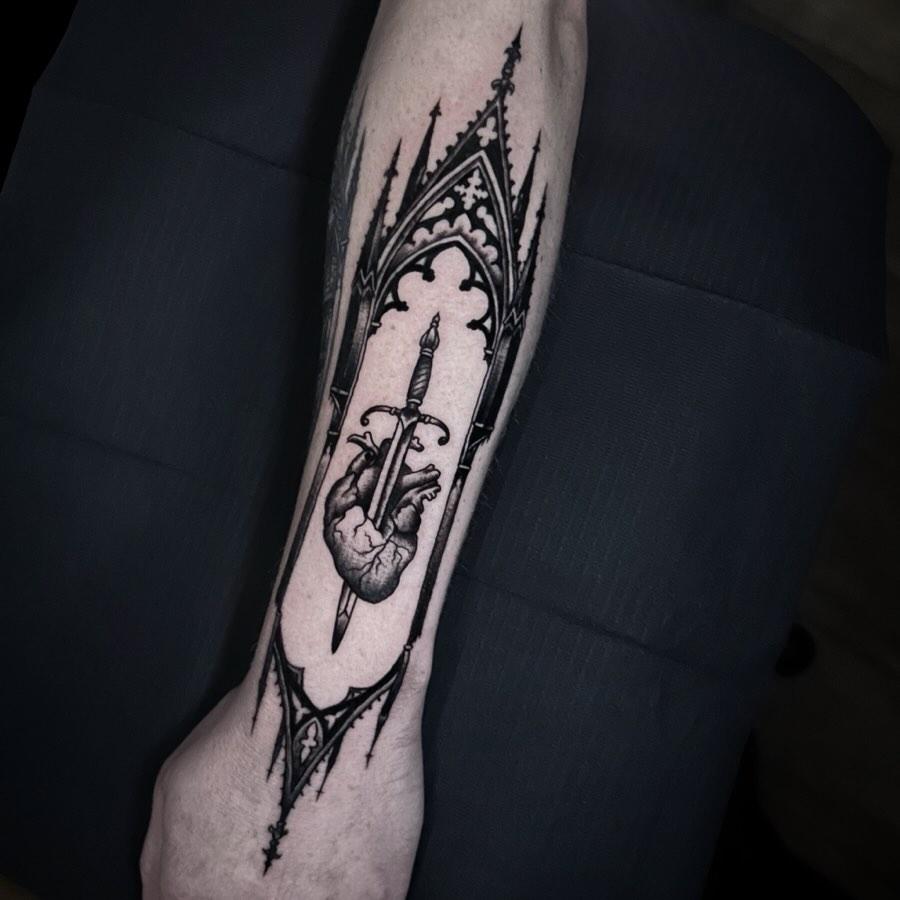 Tatouage Cœur transpercé architecture gothique — ben_valentini