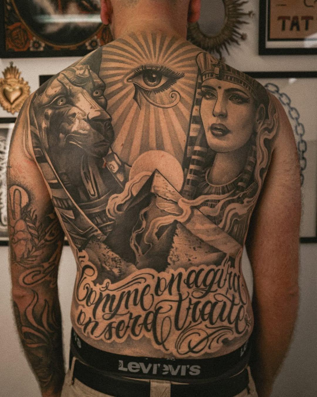Tatouage dos divinité/lettrage — clement.tarsia