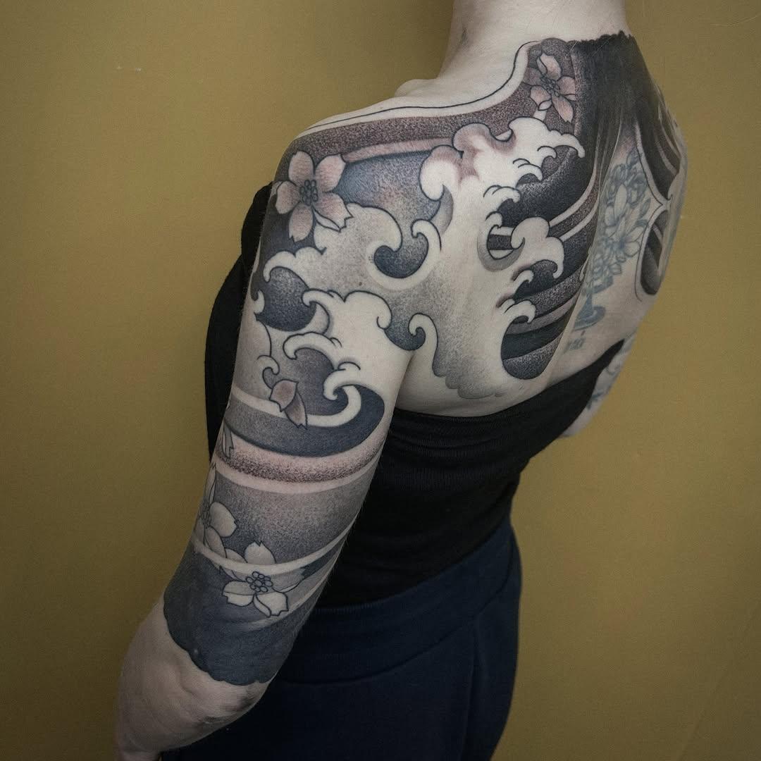 Tatouage irezumi vagues et fleurs — clement.tarsia