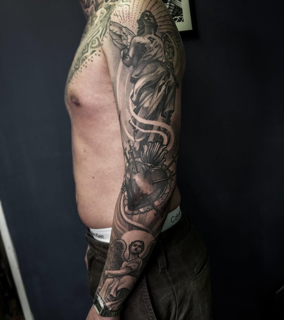 Tatouage sleeve corps/portrait noir et gris — clement.tarsia