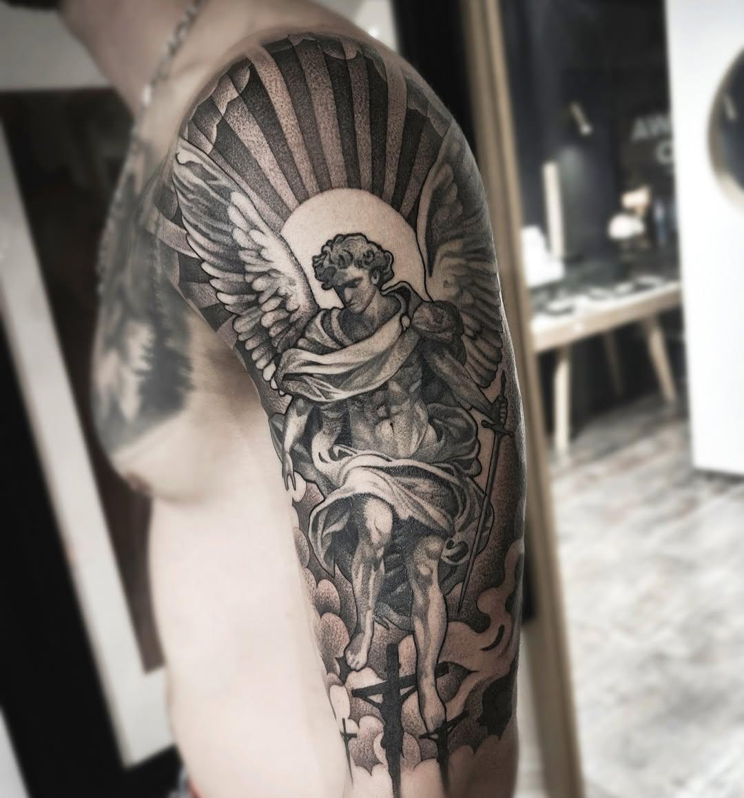 Tatouage ange fine line — clement.tarsia