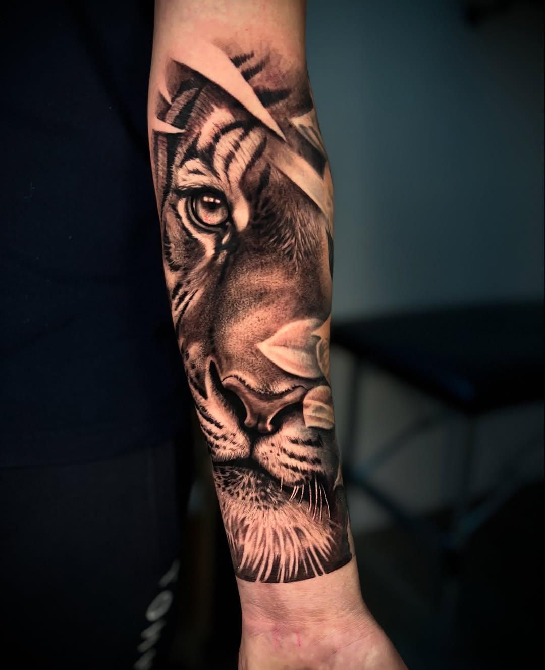 Tatouage Tigre regard intense gros plan — jeremydavid_tattoo