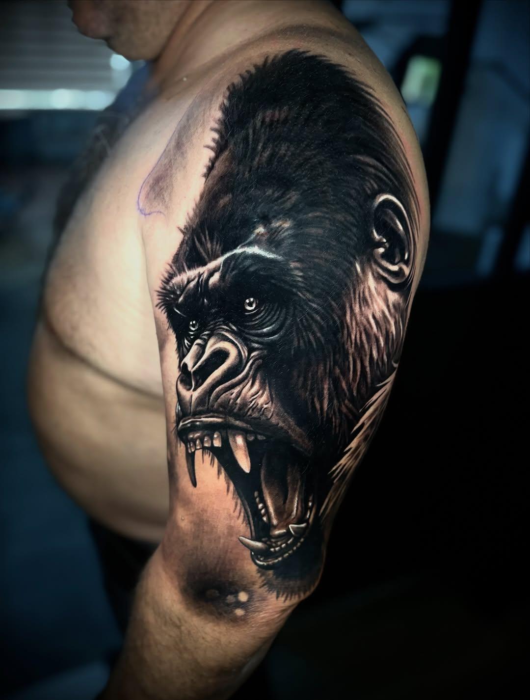 Tatouage Gorille réaliste en couverture — jeremydavid_tattoo