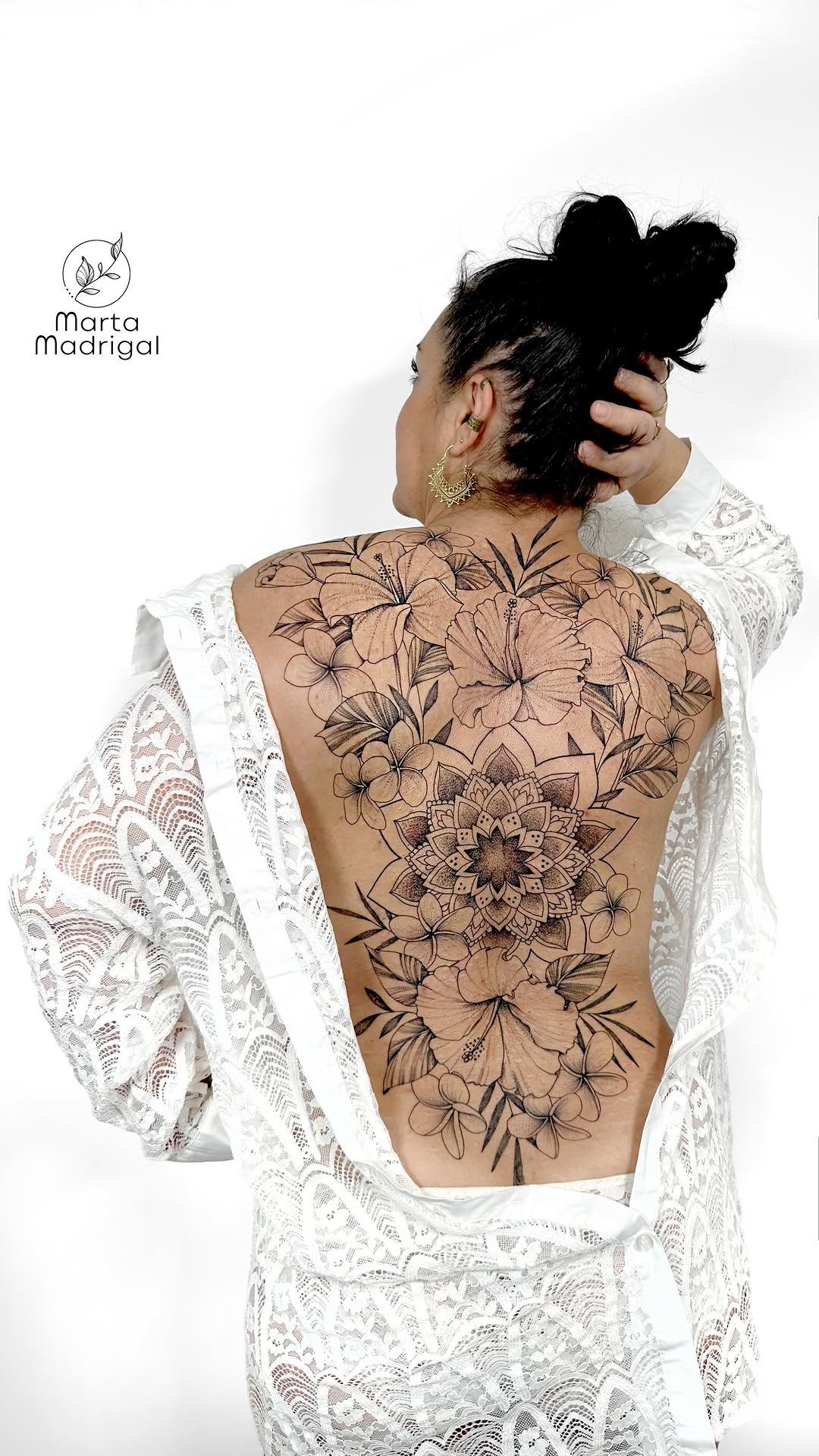 Tatouage Mandala hibiscus tiaré dos complet — marta.madrigal_tattoos