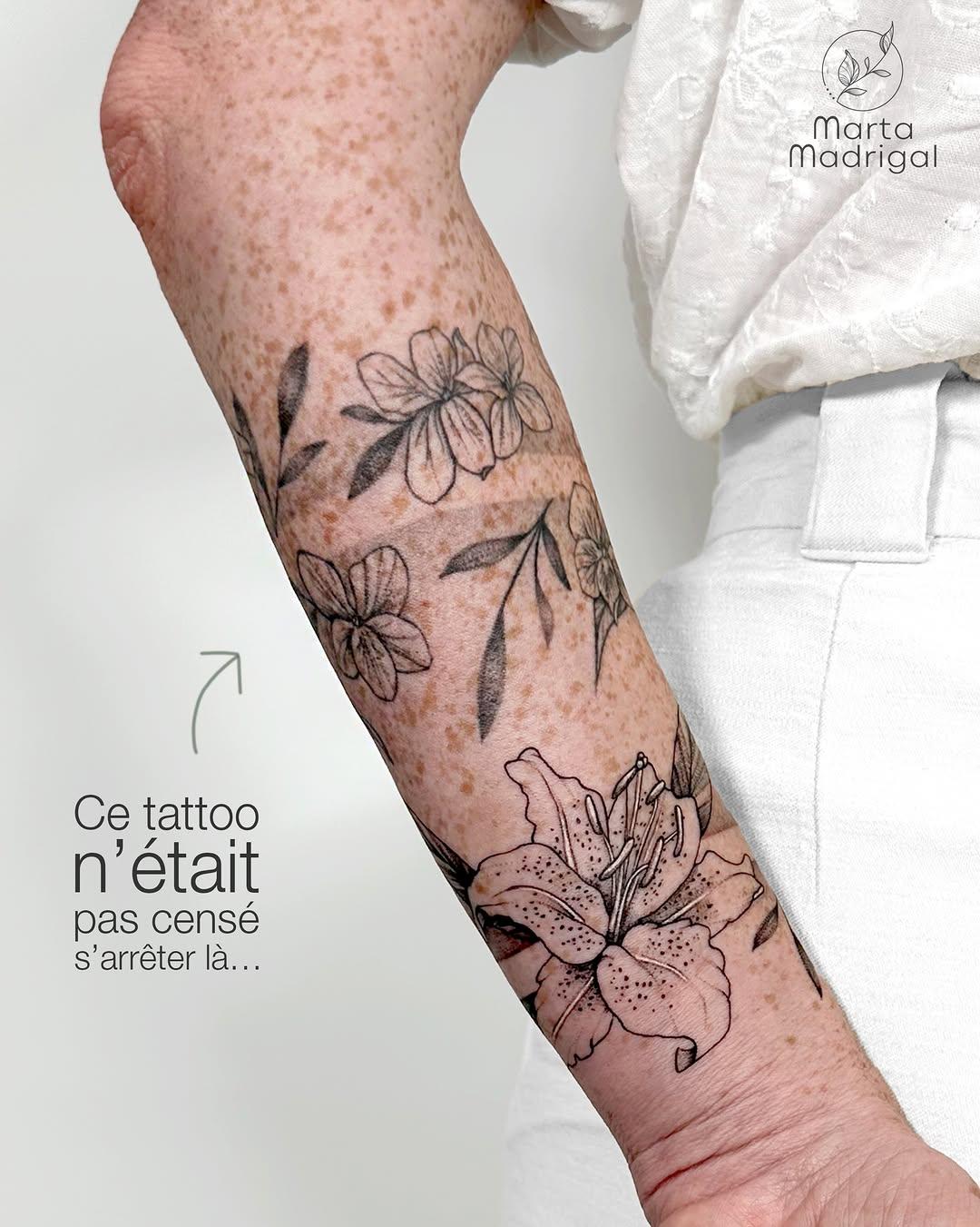 Tatouage Fleur de lys et violette avant-bras — marta.madrigal_tattoos