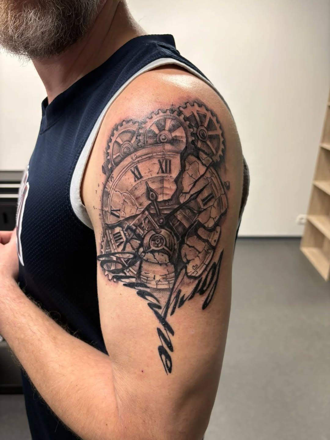 Tatouage Tatouages géométriques et réalistes — eliinktattoo66