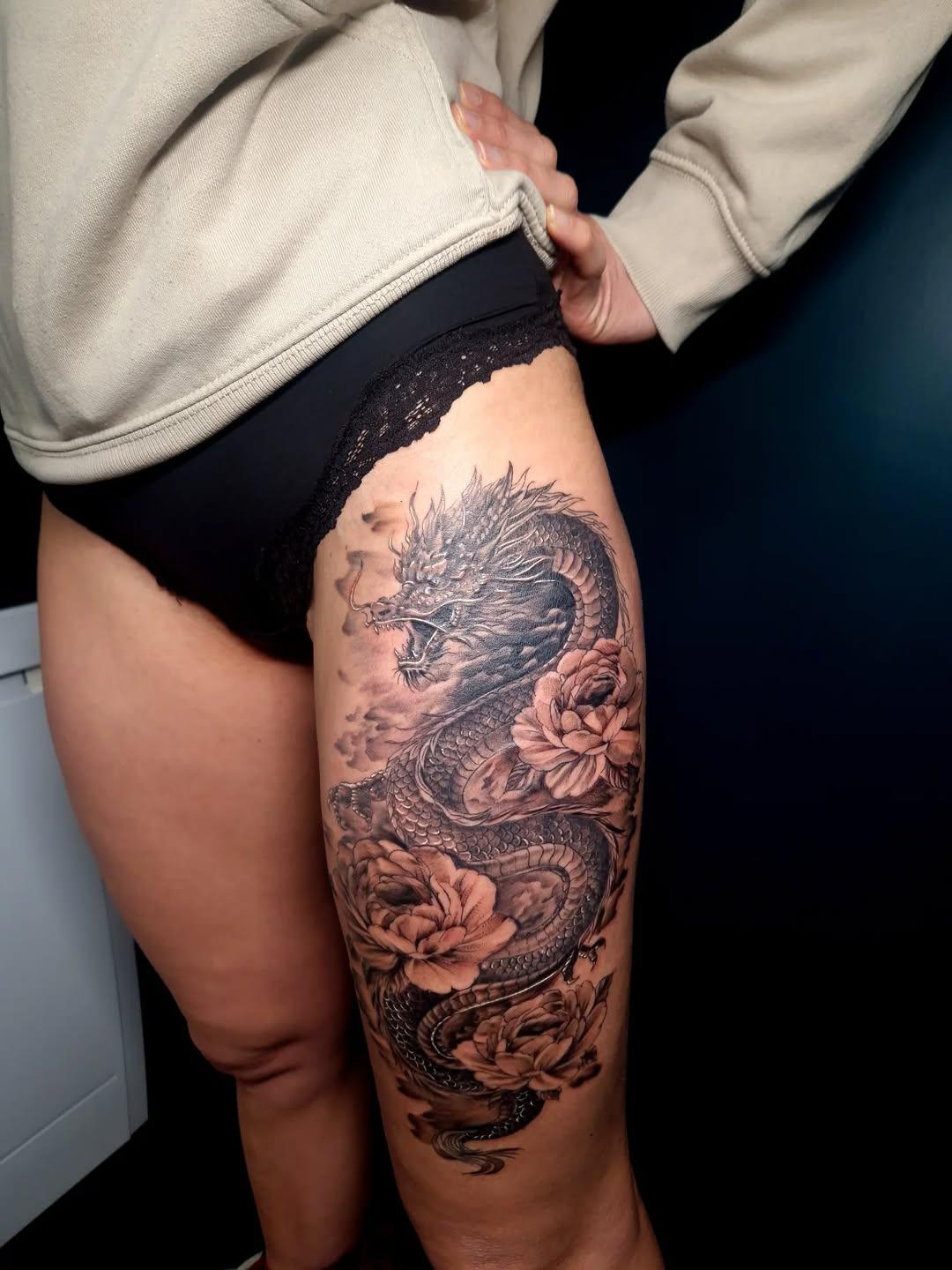 Tatouage Dragon avec fleurs — eliinktattoo66