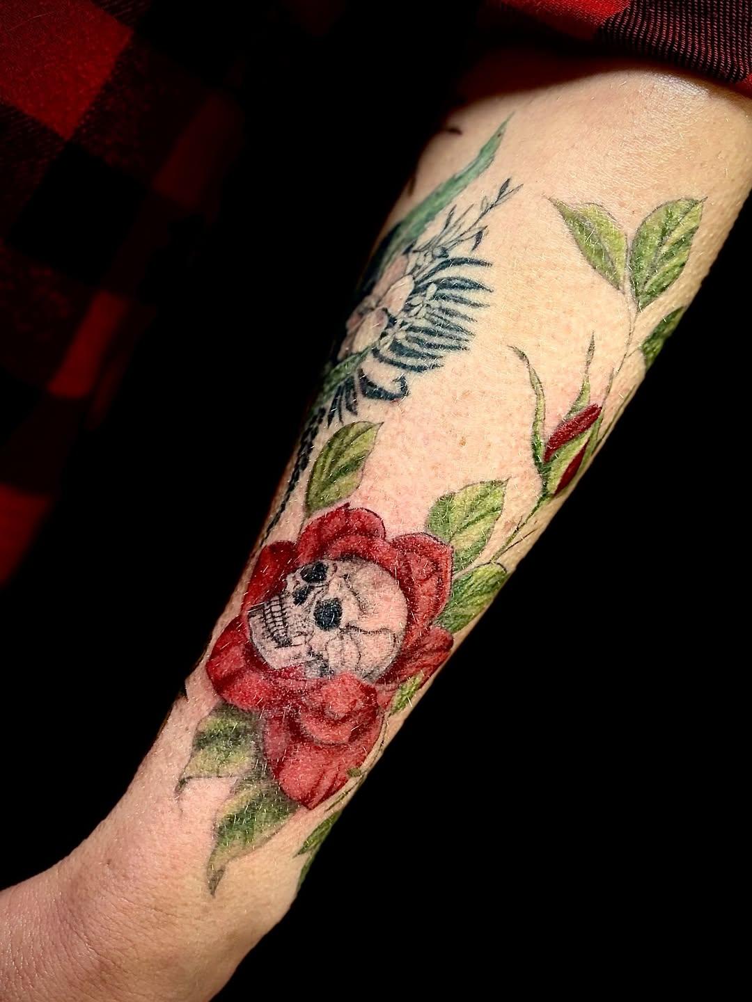 Tatouage Crâne et roses — red_apple_tattoo