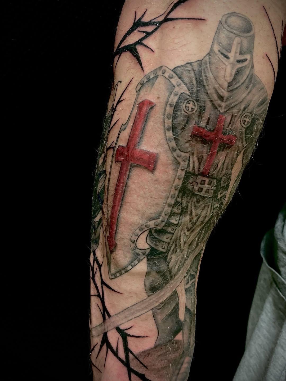 Tatouage Templier et lys — red_apple_tattoo