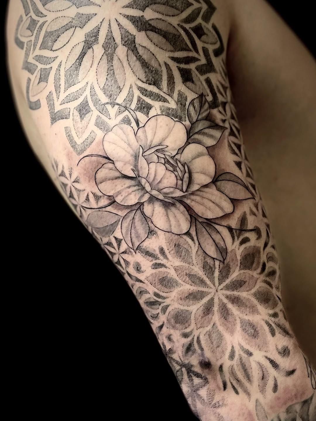 Tatouage Dotwork floral — red_apple_tattoo