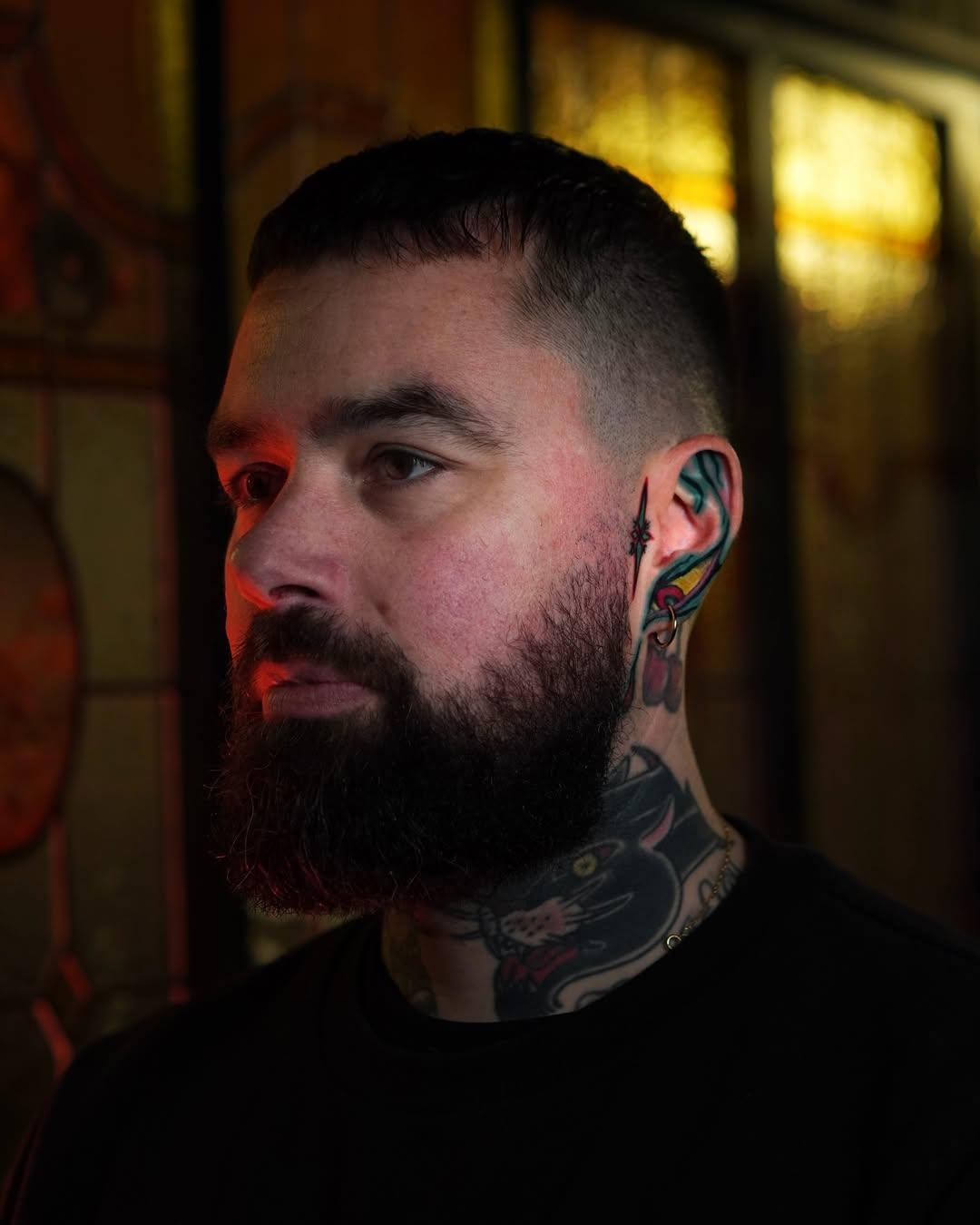 Tatouage Oiseau couleur oreille — manuella_ana_tatouage