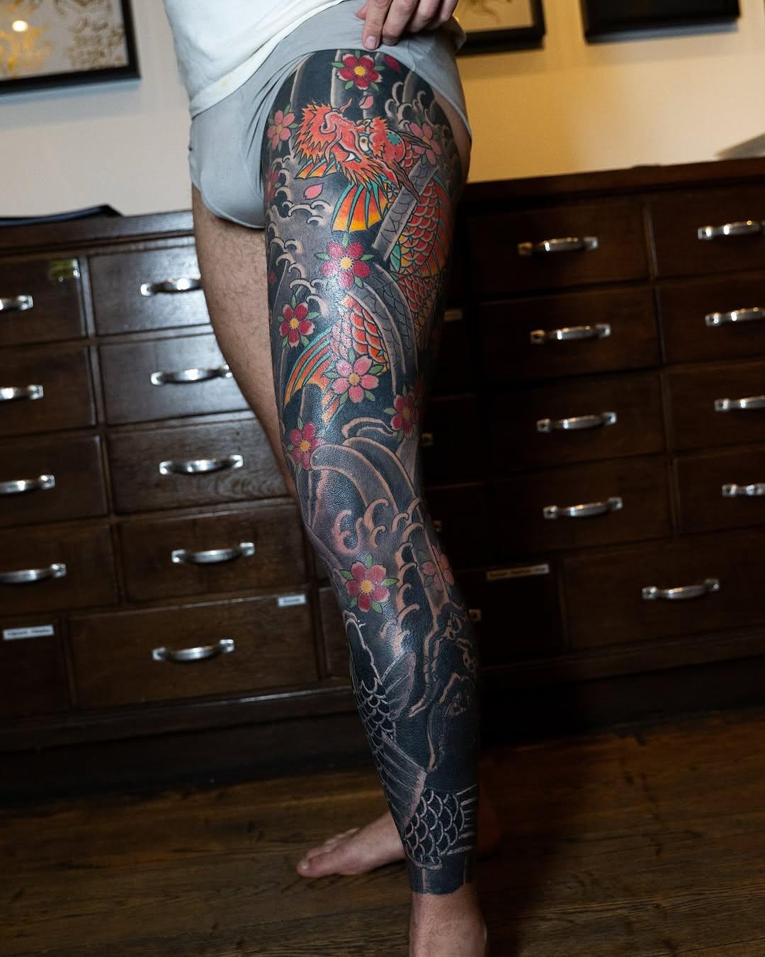 Tatouage Dragon carpe et fleurs jambe complète — ondoritattoo