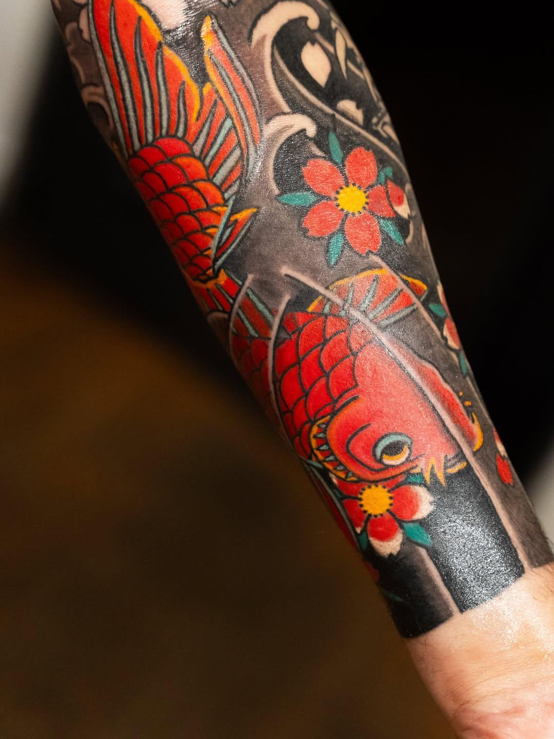 Tatouage Carpe koi fleurs avant-bras — ondoritattoo