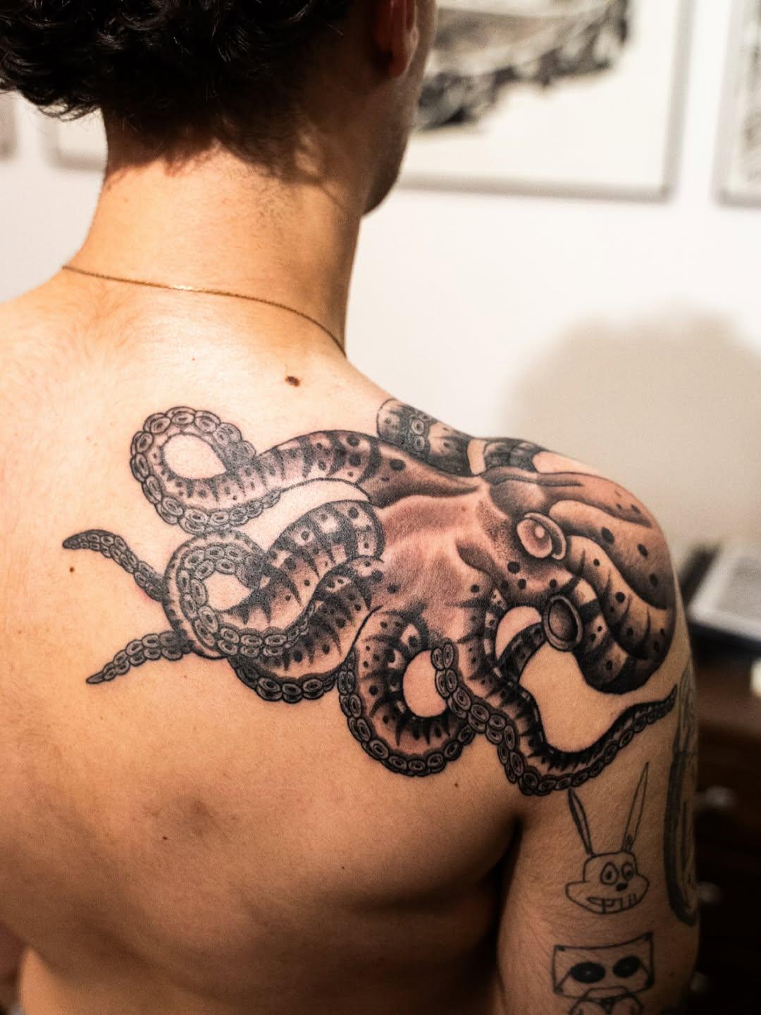 Tatouage Serpent dotwork dos freehand — ondoritattoo