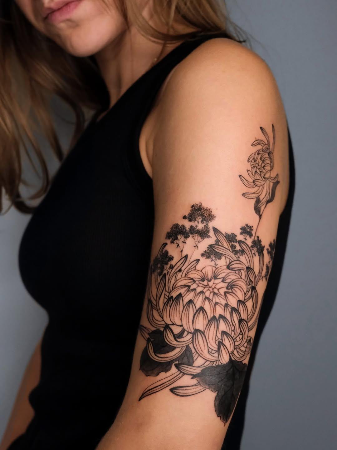 Tatouage recouvrement chrysanthème et fleurs sauvages — violettepoinclou