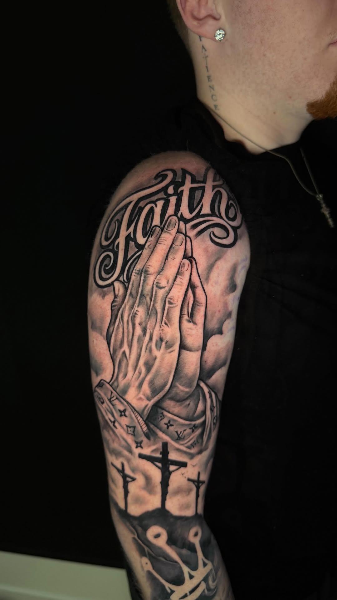 Tatouage Mains prière foi complète — flotattooshop