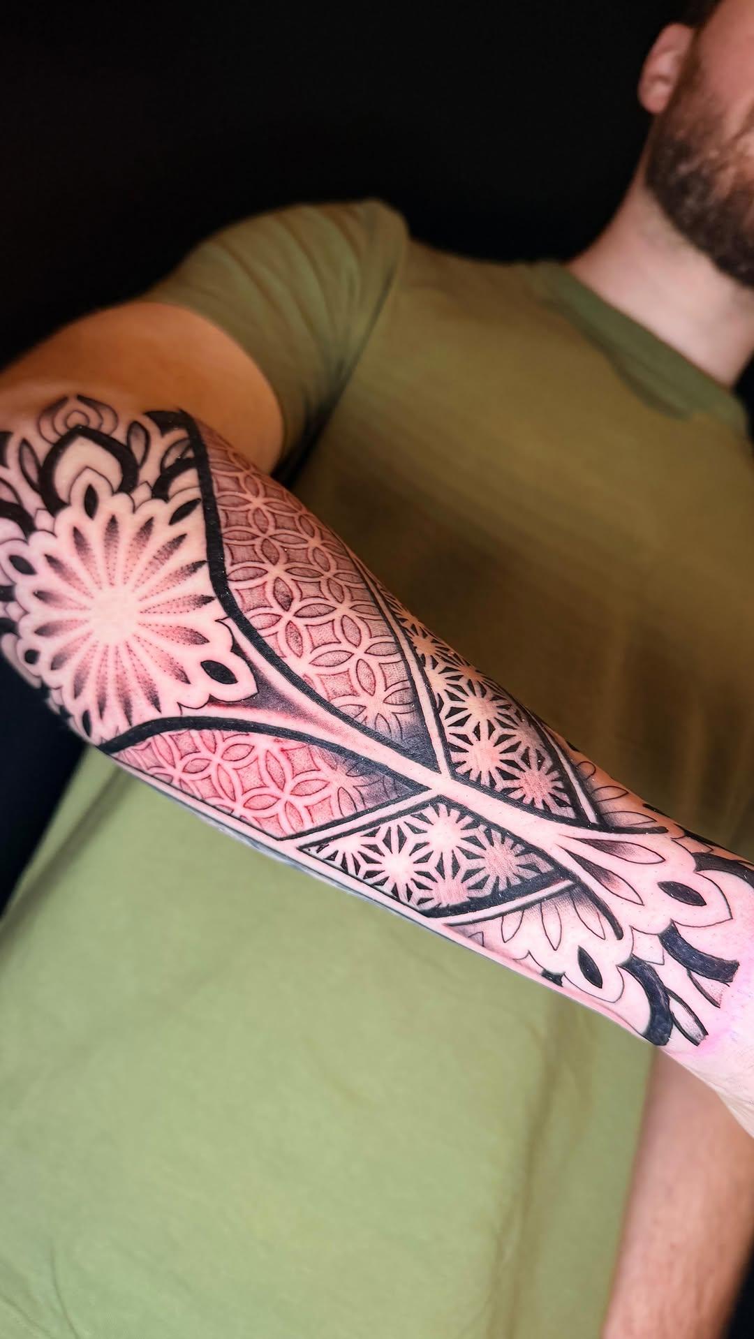 Tatouage Mandala géométrique couleur — flotattooshop