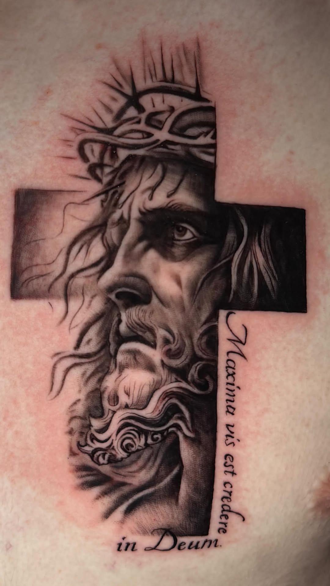 Tatouage Croix portrait Jésus — flotattooshop