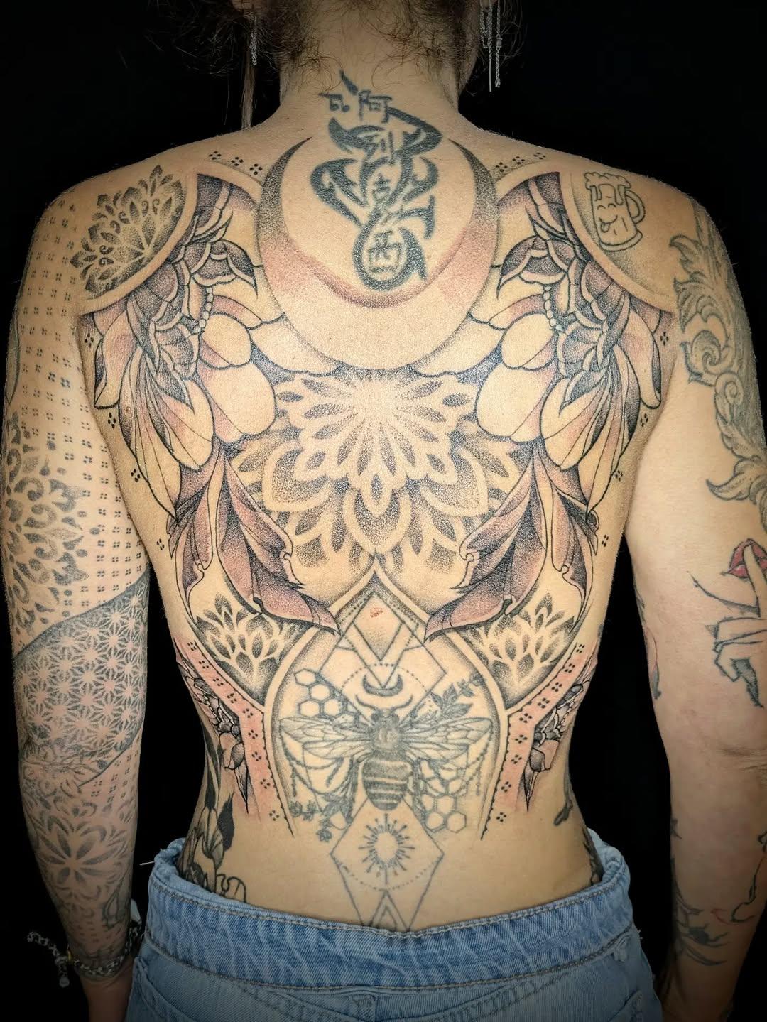 Tatouage Ornemental fleuri dos — degood_tattoo