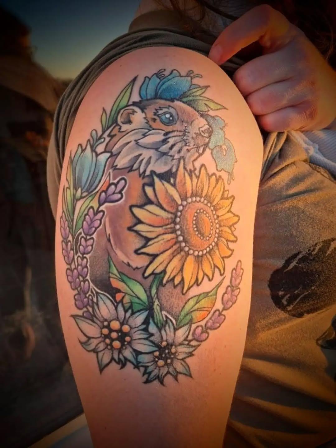 Tatouage Marmotte floral avant-bras — degood_tattoo