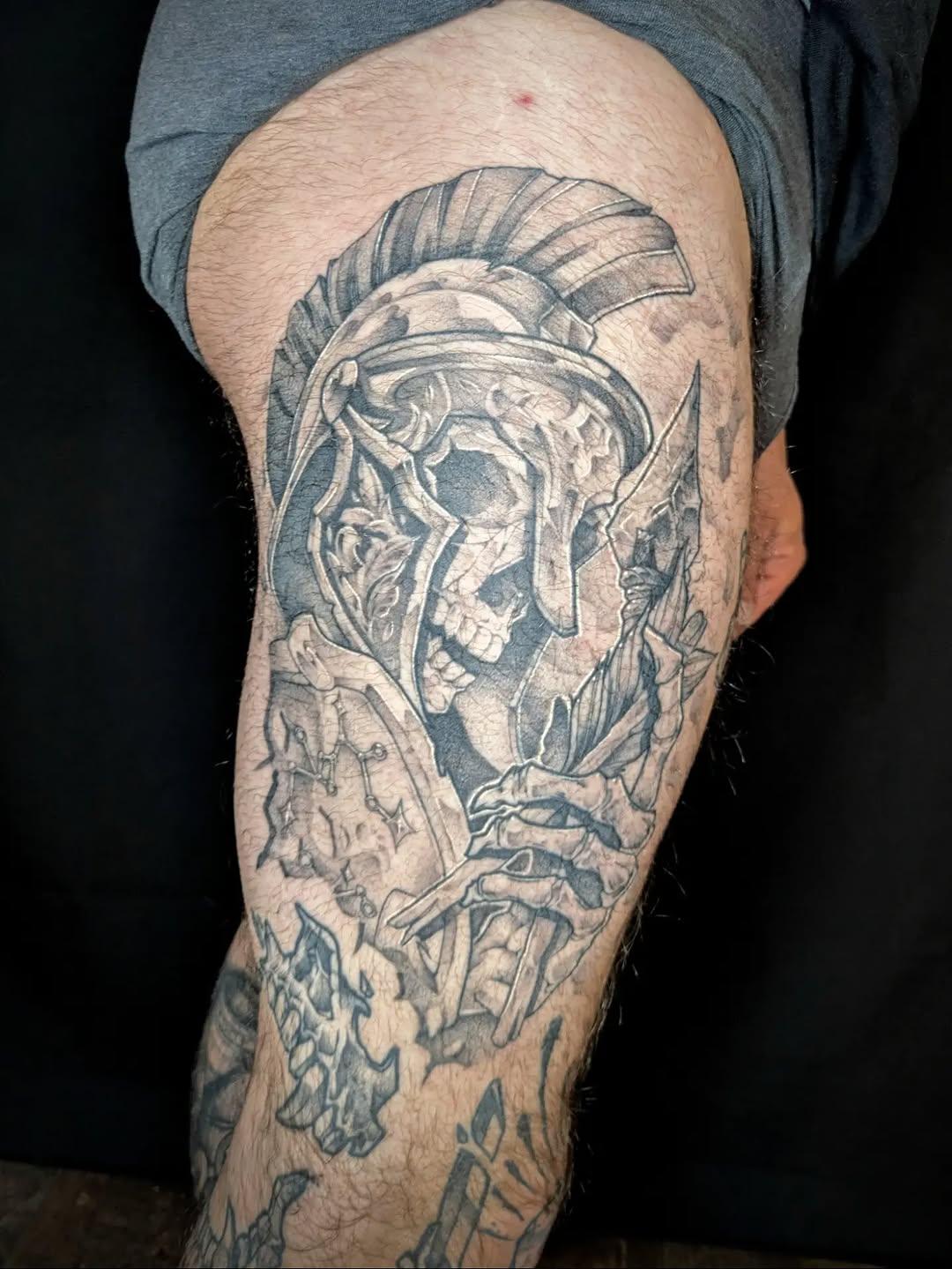 Tatouage Sagittaire crâne cuisse — degood_tattoo