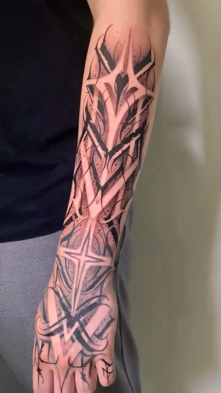 Tatouage Ornemental dark freehand — henri_tatts