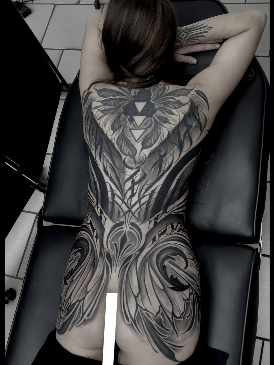 Tatouage Design ornemental dos — henri_tatts
