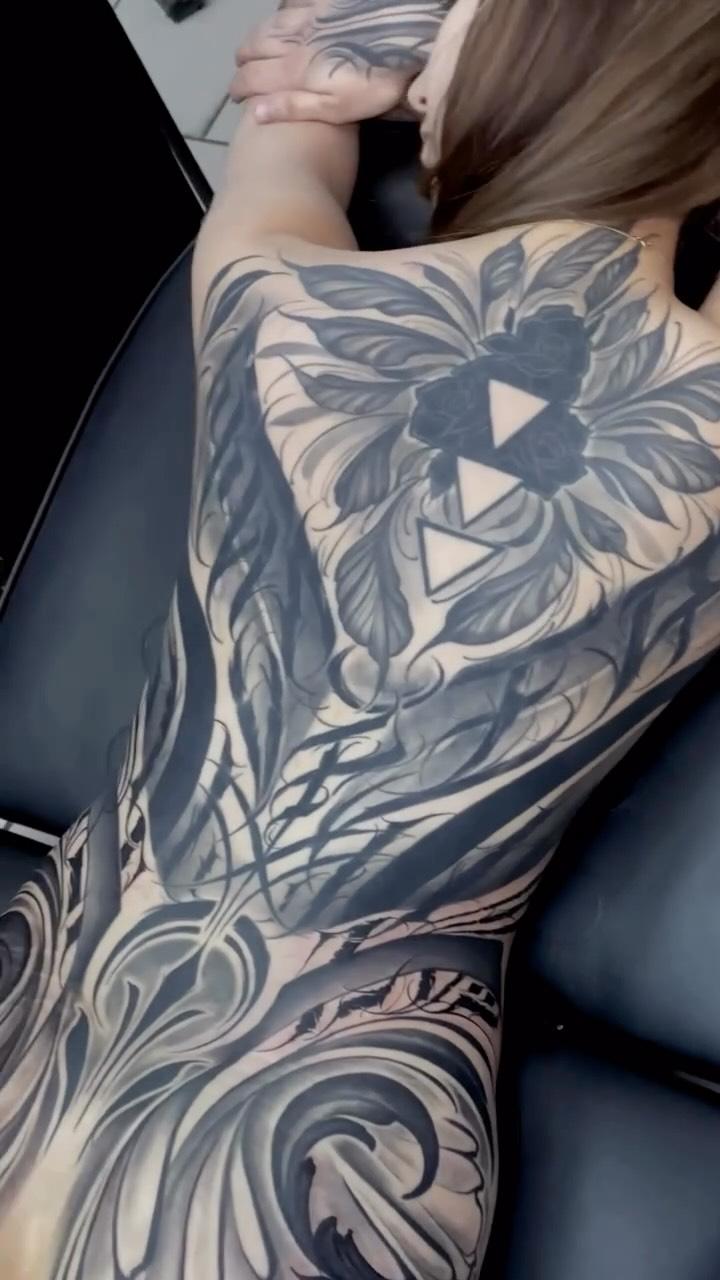 Tatouage Design ornemental dos — henri_tatts