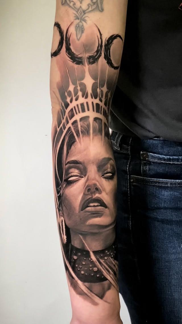 Tatouage Déesse avec lunes gothiques — henri_tatts