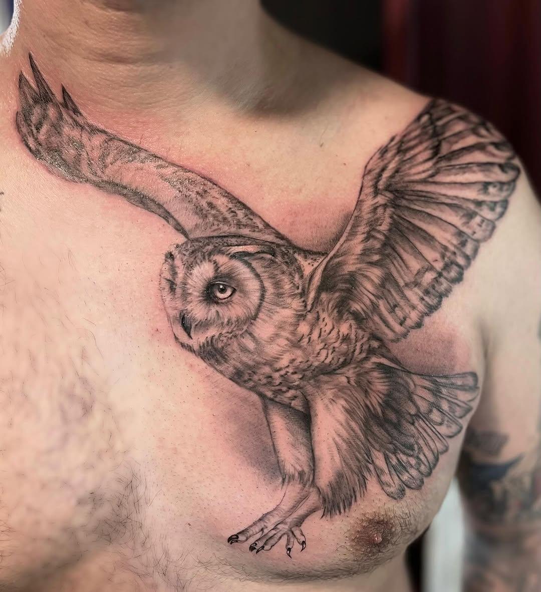Tatouage hibou avec ailes réaliste — oabysses_tattooshop