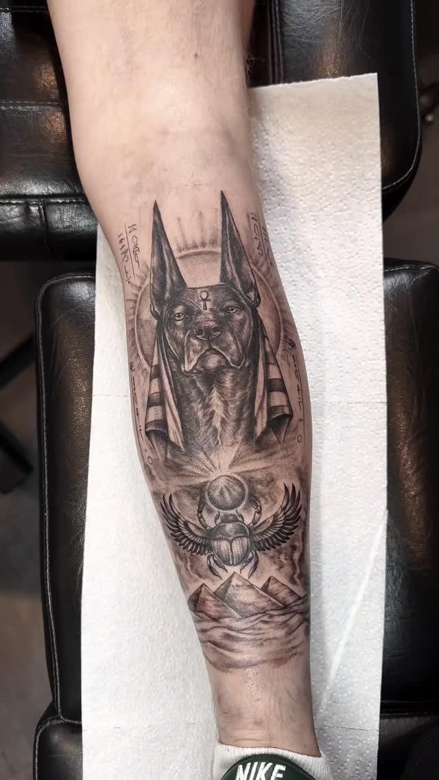 Tatouage Anubis réaliste — oabysses_tattooshop