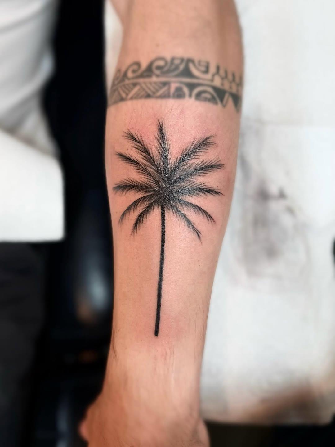 Tatouage palmier avec lettrage — oabysses_tattooshop
