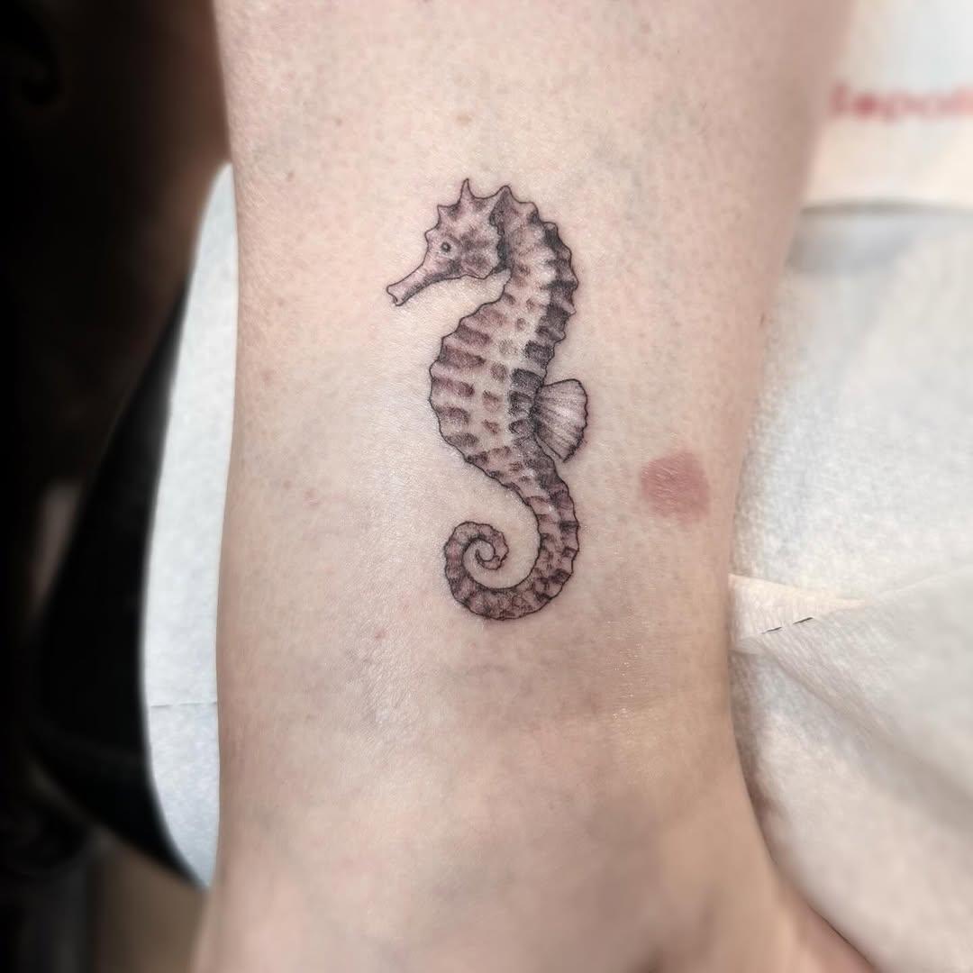 Tatouage hippocampe — oabysses_tattooshop