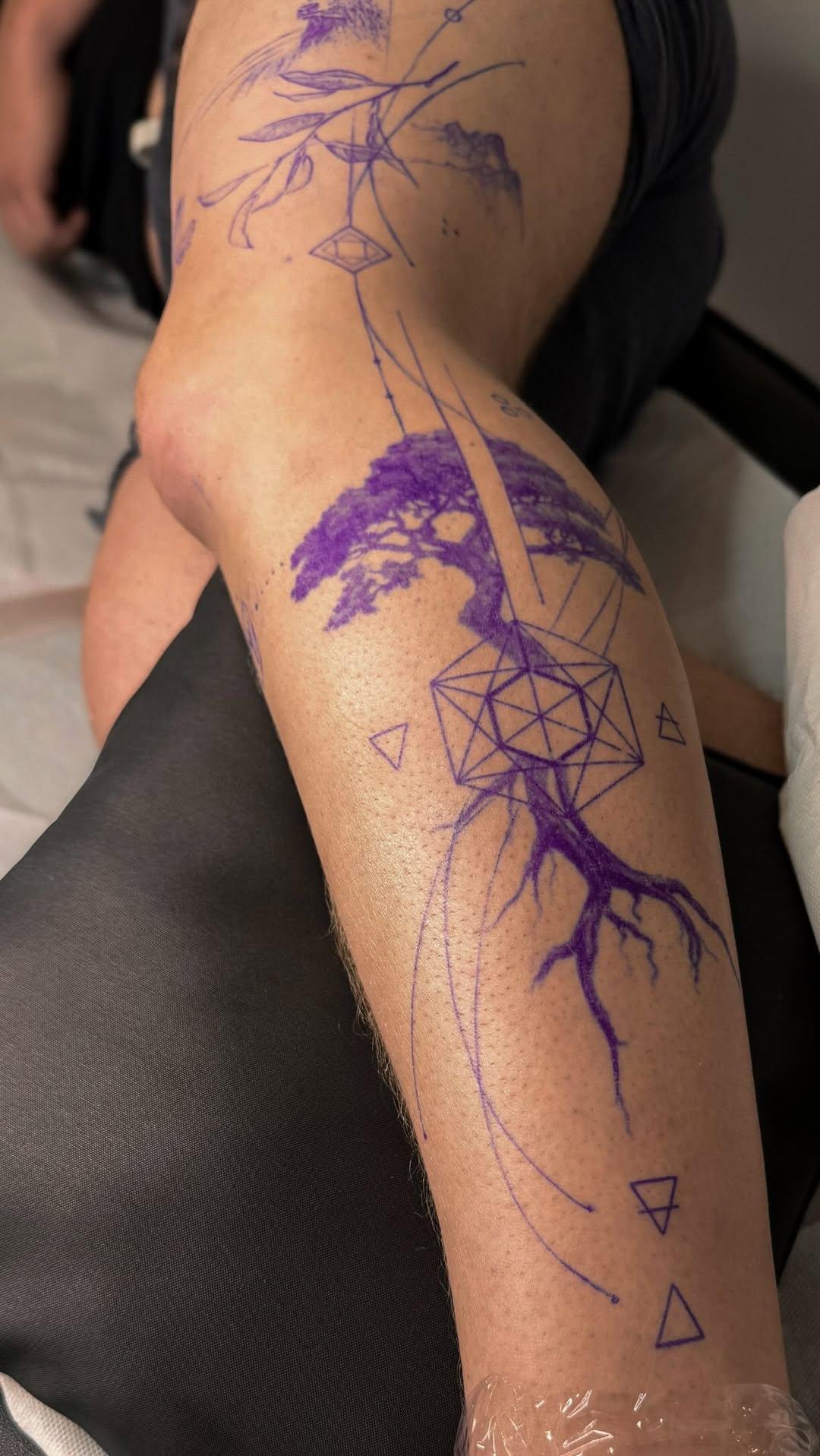 Tatouage Arbre geometrique jambe — inkbychloe
