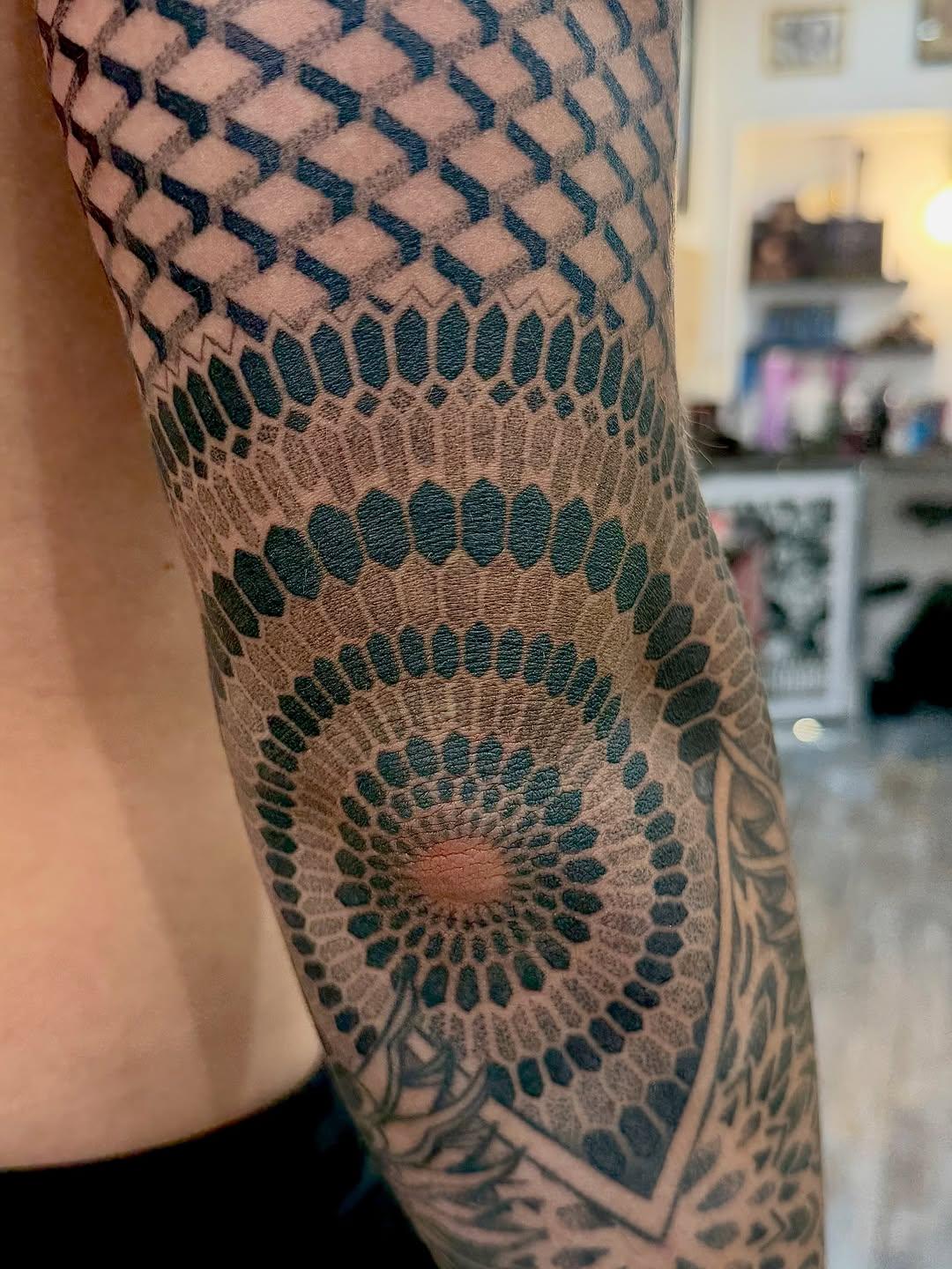 Tatouage Mandala géométrique bras — al_hijazi_tattoo