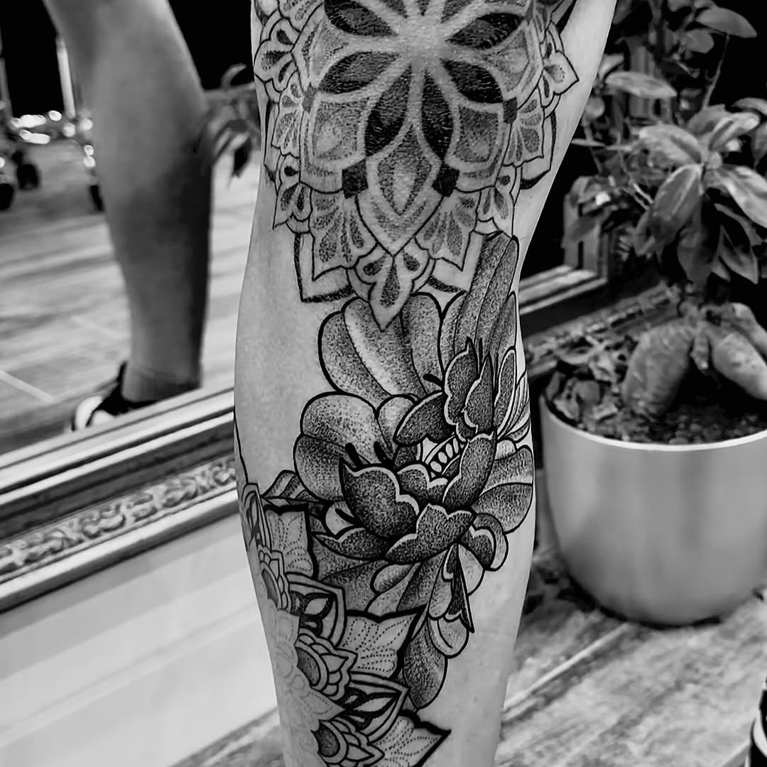 Tatouage Mandala floral dotwork jambe — al_hijazi_tattoo