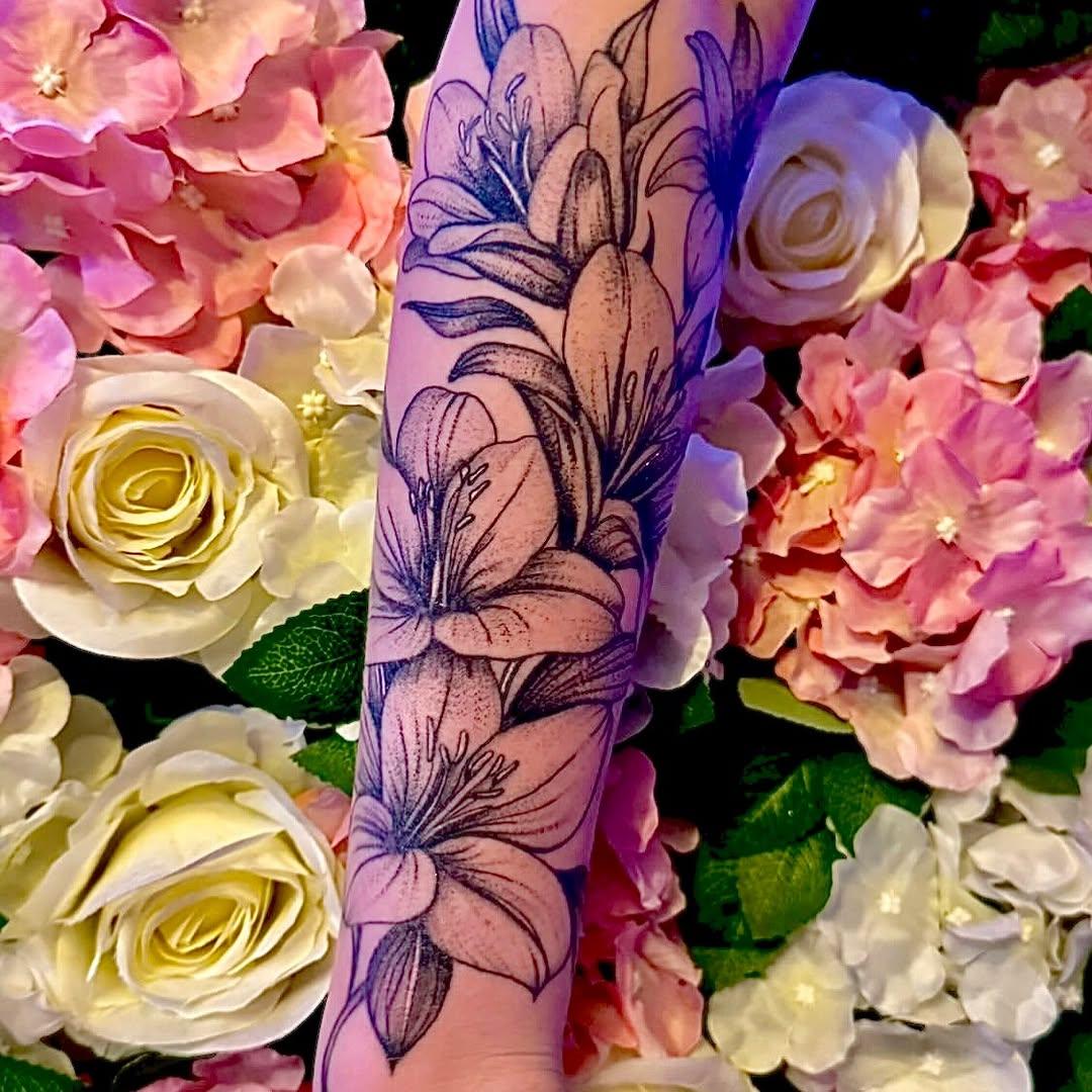 Tatouage Floral fine line avant-bras — al_hijazi_tattoo