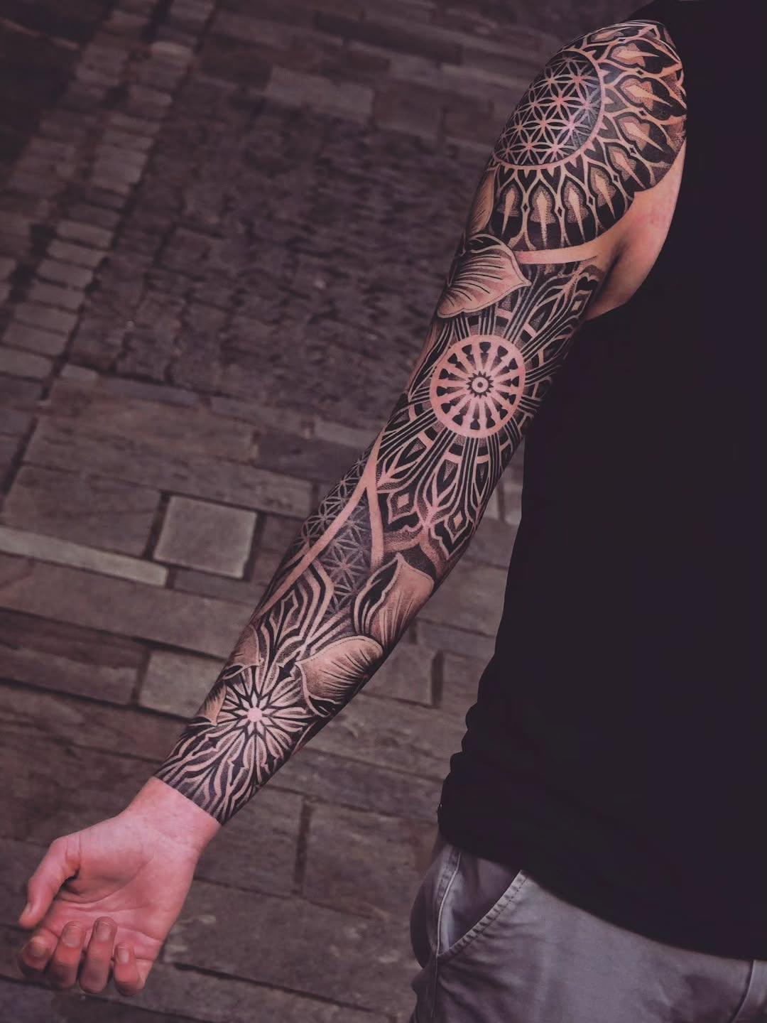 Tatouage Bras intérieur géométrique sacré — 6rilink