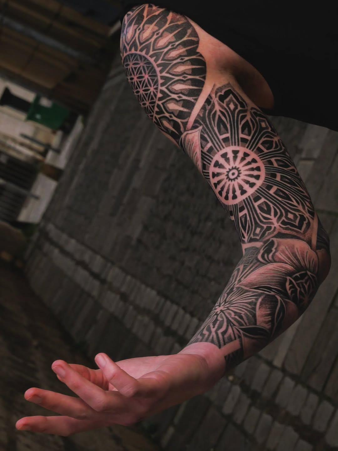 Tatouage Sleeve dotwork géométrique — 6rilink