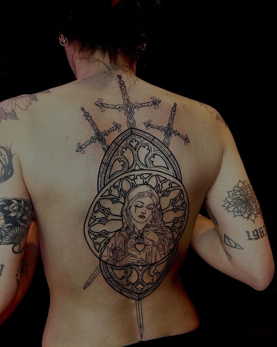 Tatouage Guerrière divine avec épée — akuma__ink