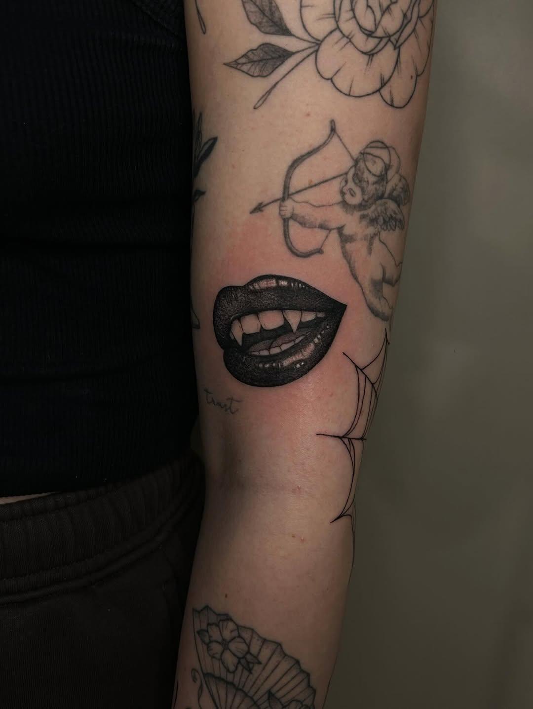 Tatouage Bouche vampire toile araignée feuille — akuma__ink