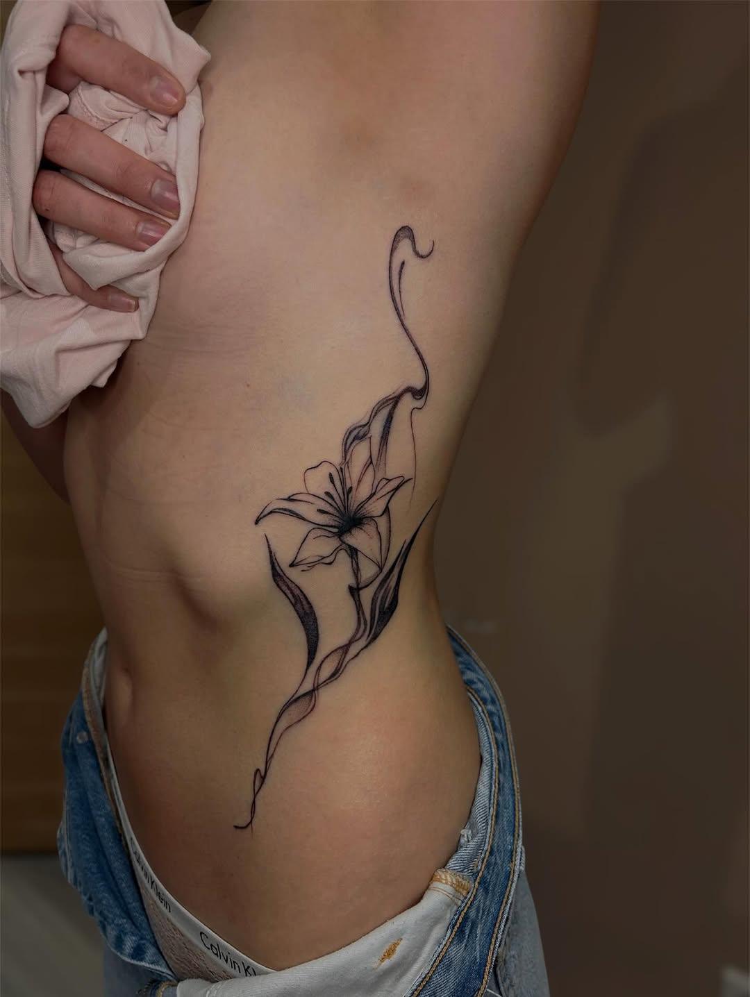 Tatouage Lys fumé — akuma__ink