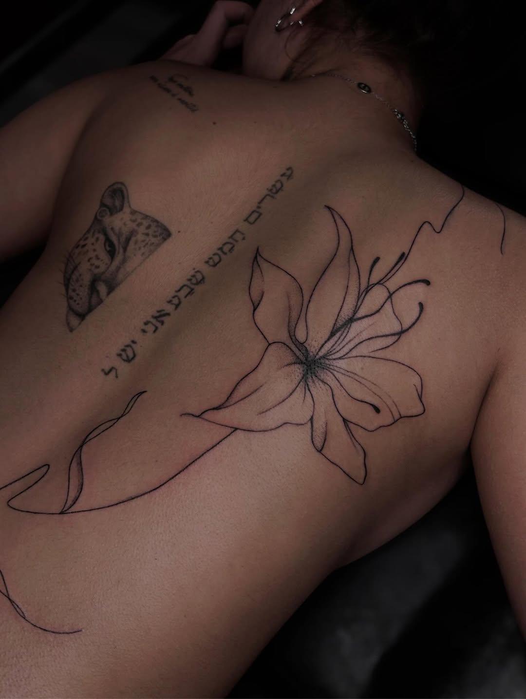 Tatouage Léopard et lys abstrait — akuma__ink